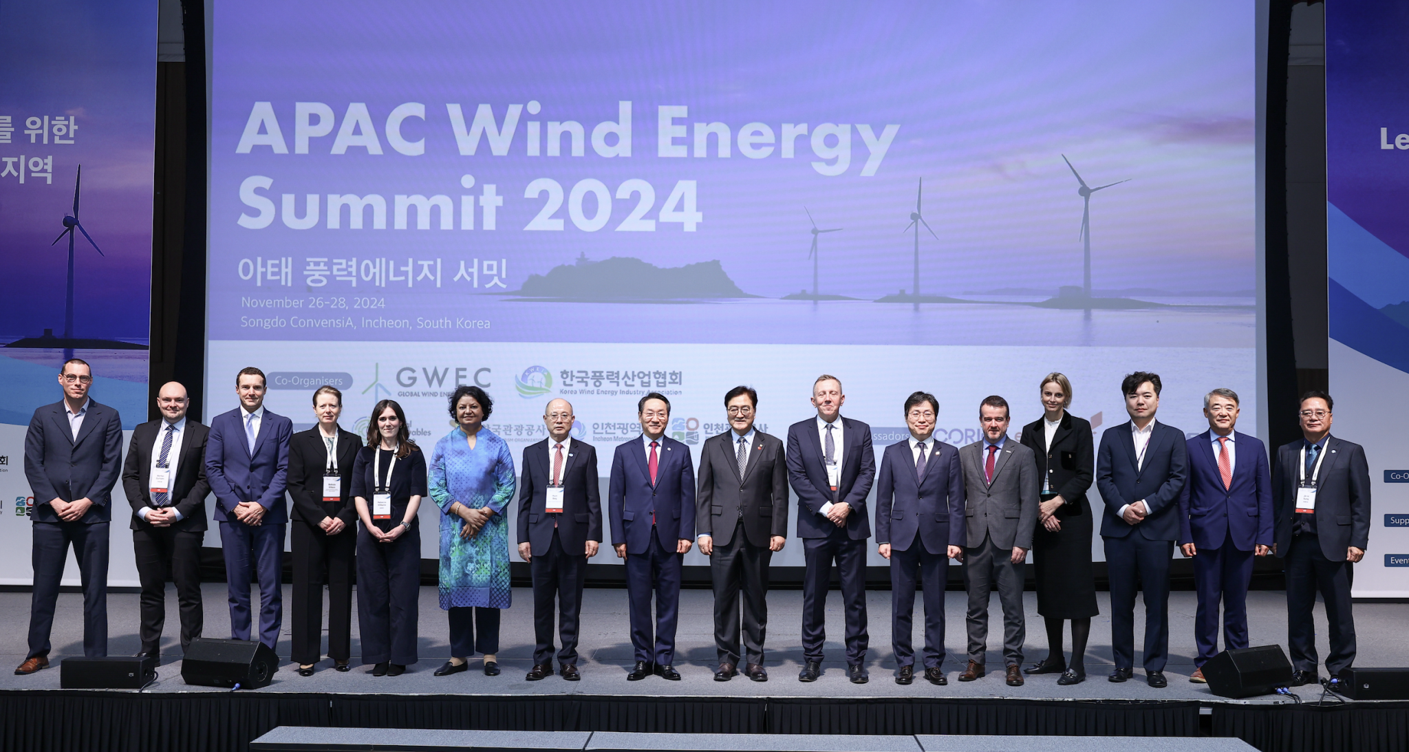 APAC-Wind-Energy-Summit-Group-Photo-with-VVIPs-2-2048x1093